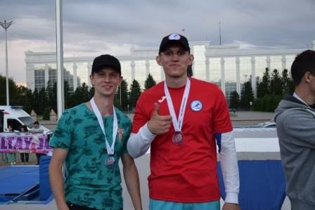 Впервые в Казахстане: Необычное соревнование по прыжкам с шестом прошло в ВКО