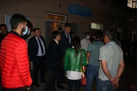 Глава Минздрава извинился перед стоящими в очереди в инфекционную больницу Алматы (ВИДЕО)