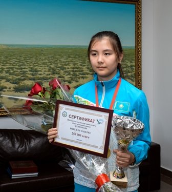 Аким Кызылординской области встретился со школьницей-Чемпионом мира по шахматам Назерке Нургали
