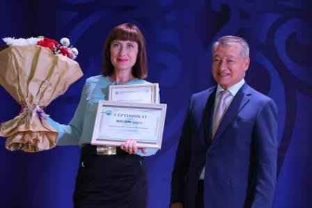 Премии до 800 тысяч тенге получили учителя английского в Восточном Казахстане 