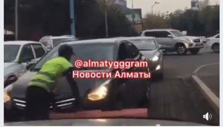 Женщина на Hyundai  набросилась на рабочего и попыталась сбить на авто (ВИДЕО)
