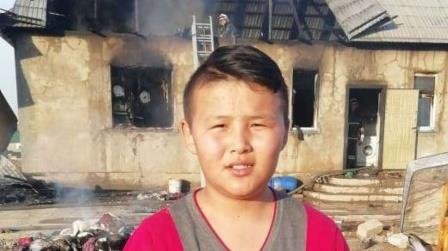 Школьник из Шымкента спас из пожара двух соседских малышей