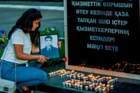 В Усть-Каменогорске состоялся вечер памяти о сотрудниках, погибших при исполнении служебных обязанностей