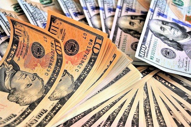 Казахстанцы скупили в обменниках на 1 миллиард доллара больше, чем сдали