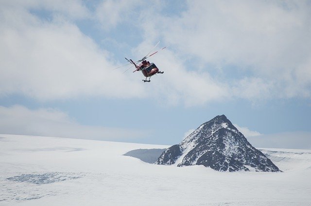 Вертолет не может вылететь на поиски пропавших альпинистов из-за плохой погоды