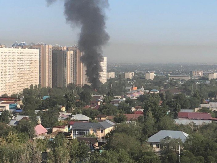 Пожар в Алматы: горит кафе (ВИДЕО)