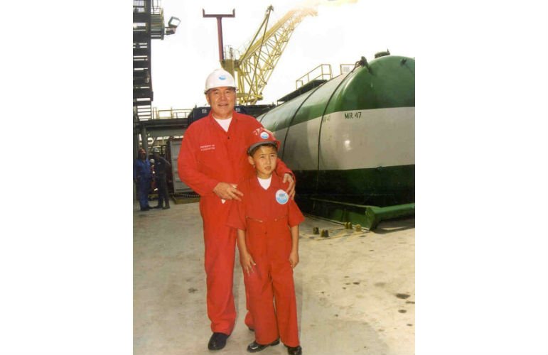 Назарбаев помазал лицо ребенка нефтью в "Кашагане": как сложилась судьба мальчика 
