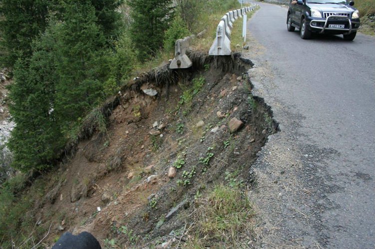 Алматинцы жалуются на плохое состоянии дороги на БАО