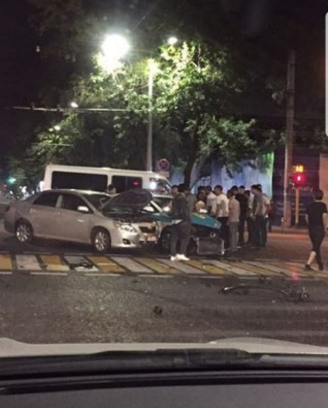 Полицейская машина сбила женщину в Алматы 