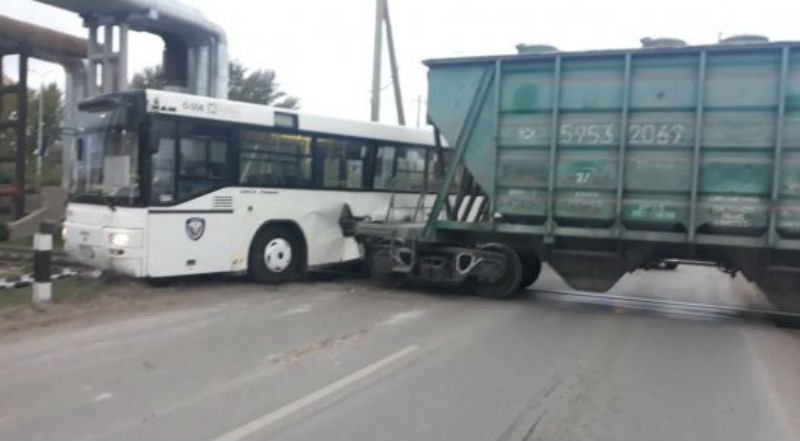 Пассажирский автобус столкнулся с тепловозом в Нур-Султане (ВИДЕО)