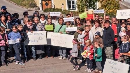 Австрийцы вышли на митинг против депортации казахстанской семьи