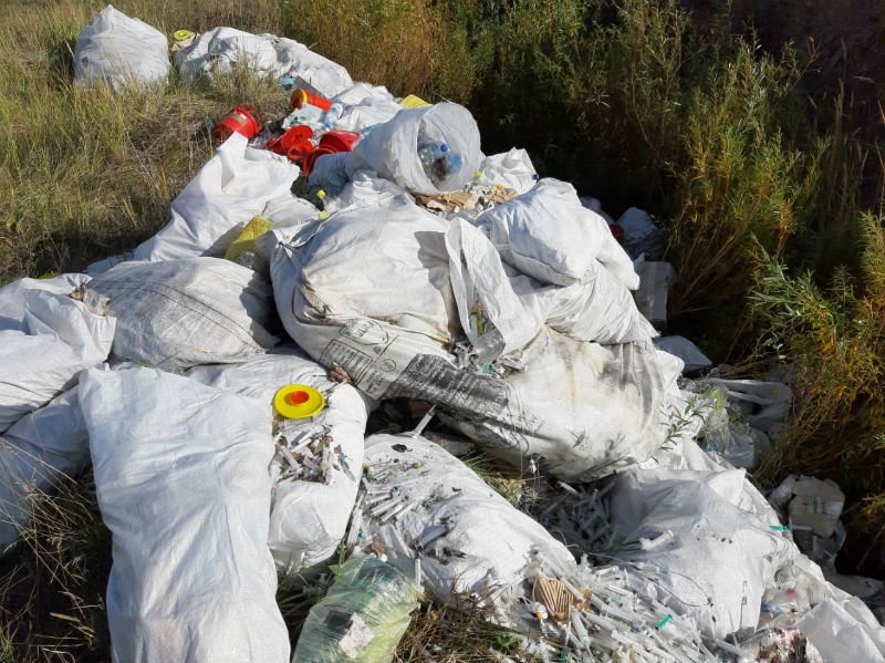 В Костанайской области лесники обнаружили свалку медицинских отходов