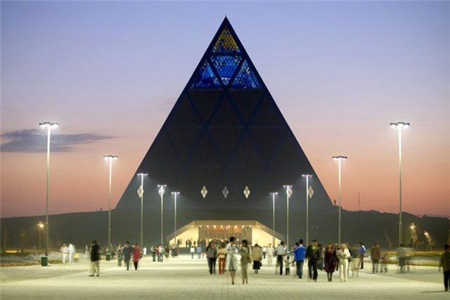 "Это место похоже на утопию" - австралийские блогеры о пирамиде в Нур-Султане (ВИДЕО)