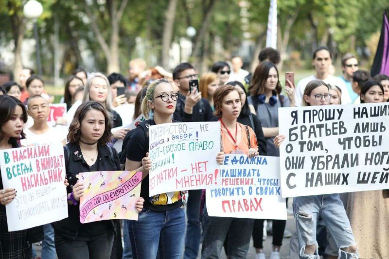 В Казахстане прошел первый разрешённый митинг феминисток