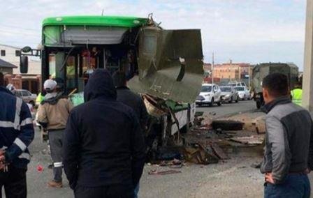 12 человек пострадали при столкновении автобуса с грузовиком в Атырау
