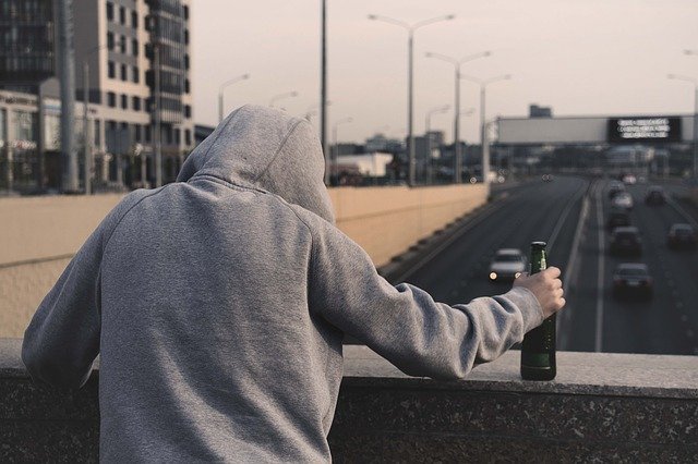В Алматинской области пьяный мужчина ударил полицейского бутылкой по голове