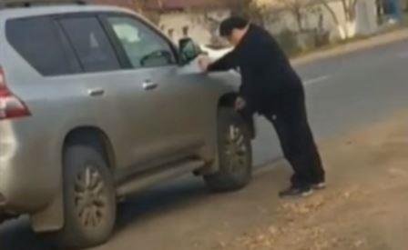 Бывший аким района проткнул ножом колеса чужой машины после ДТП в Кокшетау