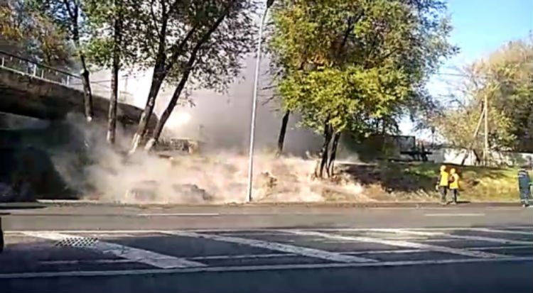 В Алматы прорвало еще одну трубу с горячей водой (ВИДЕО)