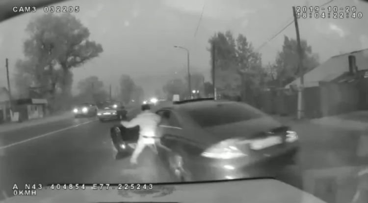 В Алматы водитель Mercedes протащил полицейского по дороге на двери (ВИДЕО)