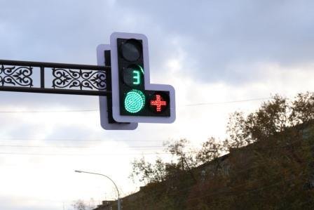 Что значит знак "красный +" на светофоре?
