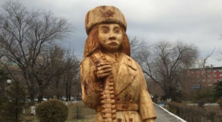 Автор деревянной скульптуры Маншук Маметовой извинилась перед казахстанцами 