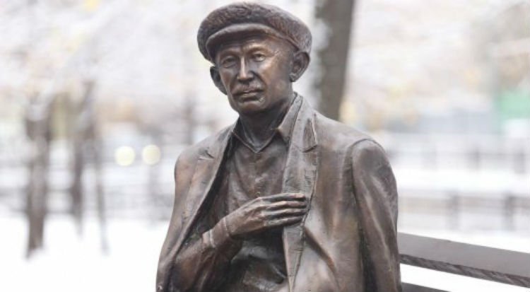 Памятник Шамши Калдаякову открыли в Алматы 