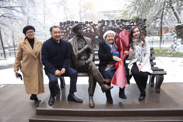 Памятник Шамши Калдаякову открыли в Алматы 