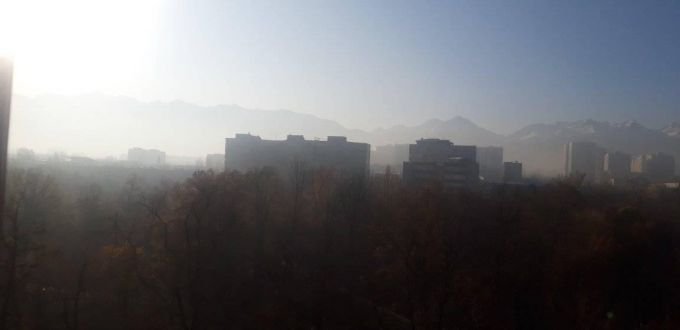 Алматинцы делятся фотографиями накрывшего город сильного смога