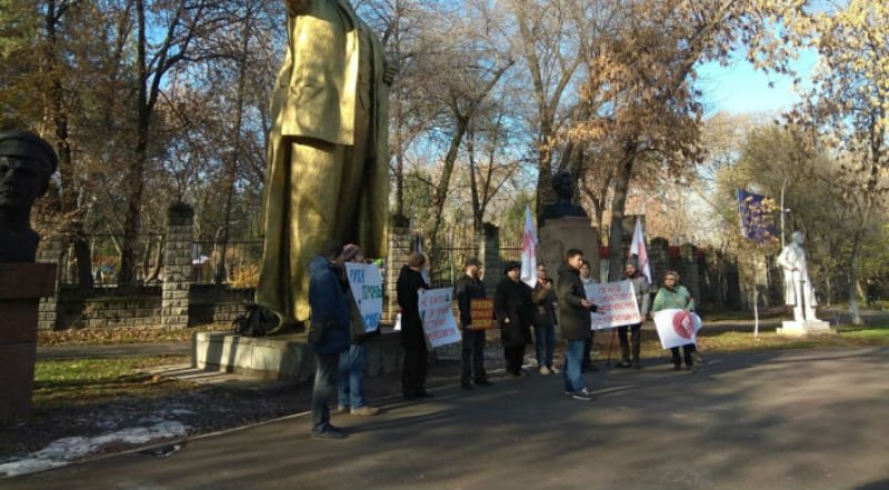 В Алматы проходит митинг за трудовые права 