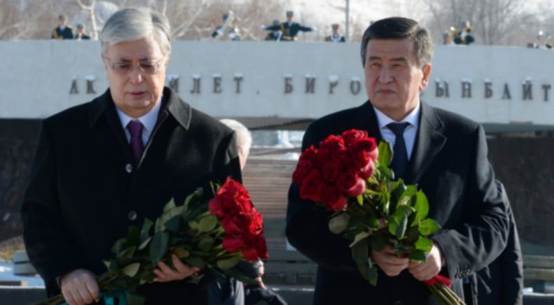 К.Токаев возложил цветы к могиле Чингиза Айтматова 