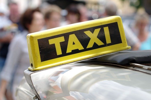 В Алматы такси разрешат движение по автобусным полосам 
