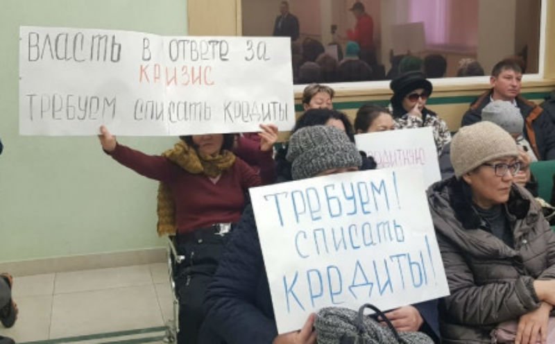 "Власть в ответе за кризис": долларовые ипотечники требуют кредитной амнистии в Алматы 