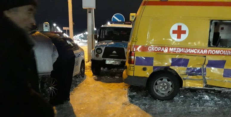 "Скорая" столкнулась с патрульной машиной и сбила двух полицейских в Усть-Каменогорске