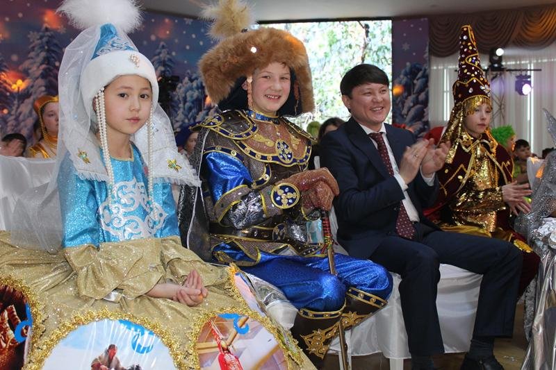 "Год волонтера" и "175-летие Абая" стали лучшими костюмами на елке акима в СКО