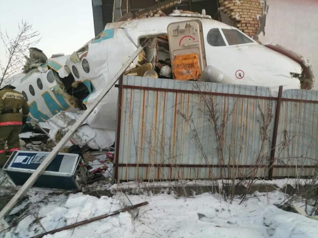 Самолёт "Бек Эйр" разбился близ Алматы, на борту были 100 пассажиров
