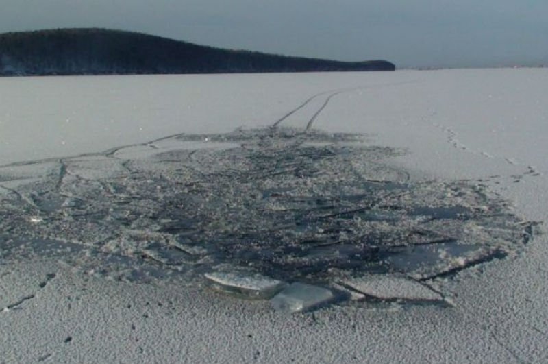 Четыре подростка провалились под лед в Атырау, один погиб 