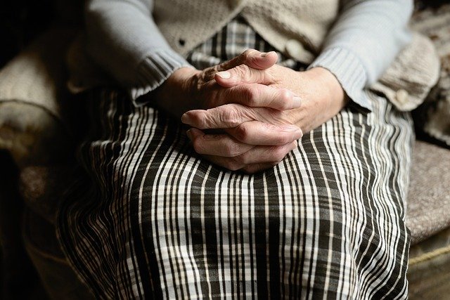 Сиделка избила и обокрала пожилую женщину в Алматы  