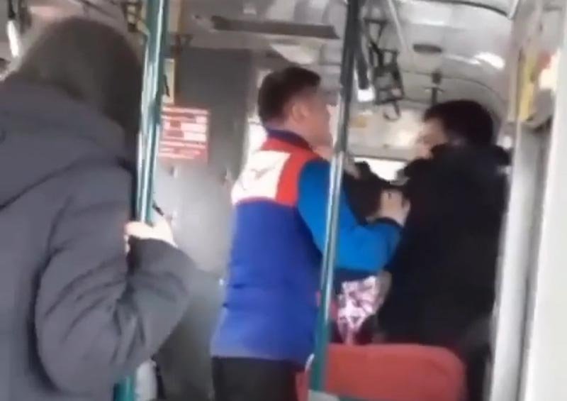 Кондуктор автобуса избил пассажира в Уральске (ВИДЕО)