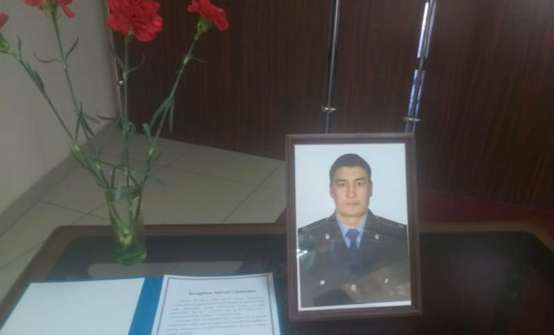 Президент посмертно наградил полицейского из Костанайской области Дархана Базарбаева