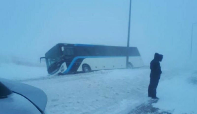 Автобус с пассажирами слетел в кювет из-за метели в Нур-Султане