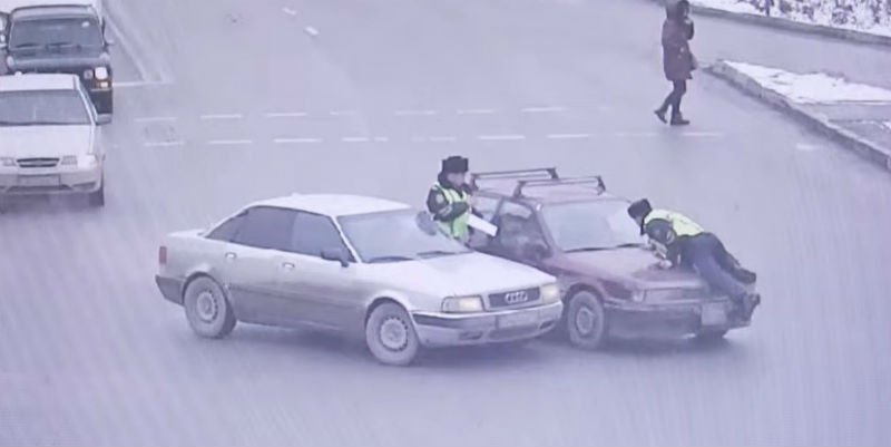 Шымкентский водитель протащил полицейского на капоте 3 километра (ВИДЕО)