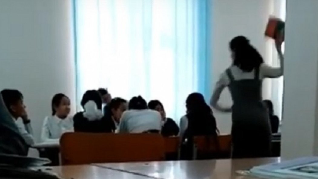 В Мангыстау учительница бросила книгу в ученика (ВИДЕО)