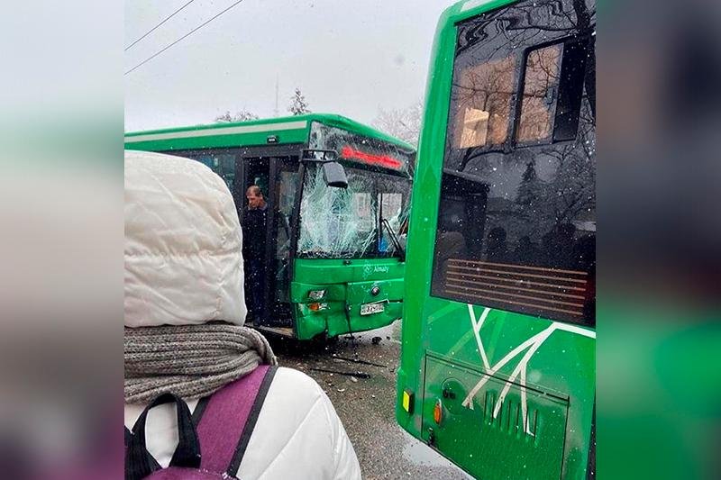 Семь человек пострадали при столкновении автобусов в центре Алматы