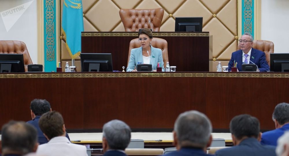 Назарбаеваның орынбасары түскі асқа асыққан депутаттарға ұрсып тастады