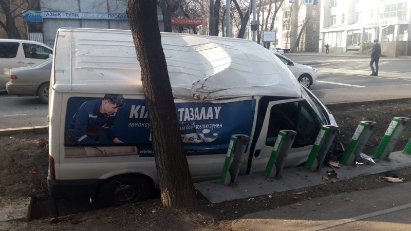 Девушке оторвало ногу в результате ДТП на остановке в Алматы
