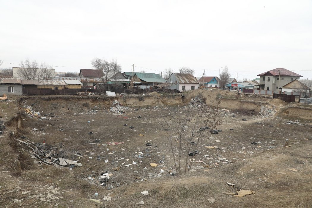«Бізді тыңдайтын құлақ жоқ» – Алматының Алатау ауданы тұрғындары қоқыстың арасында өмір сүріп жатыр