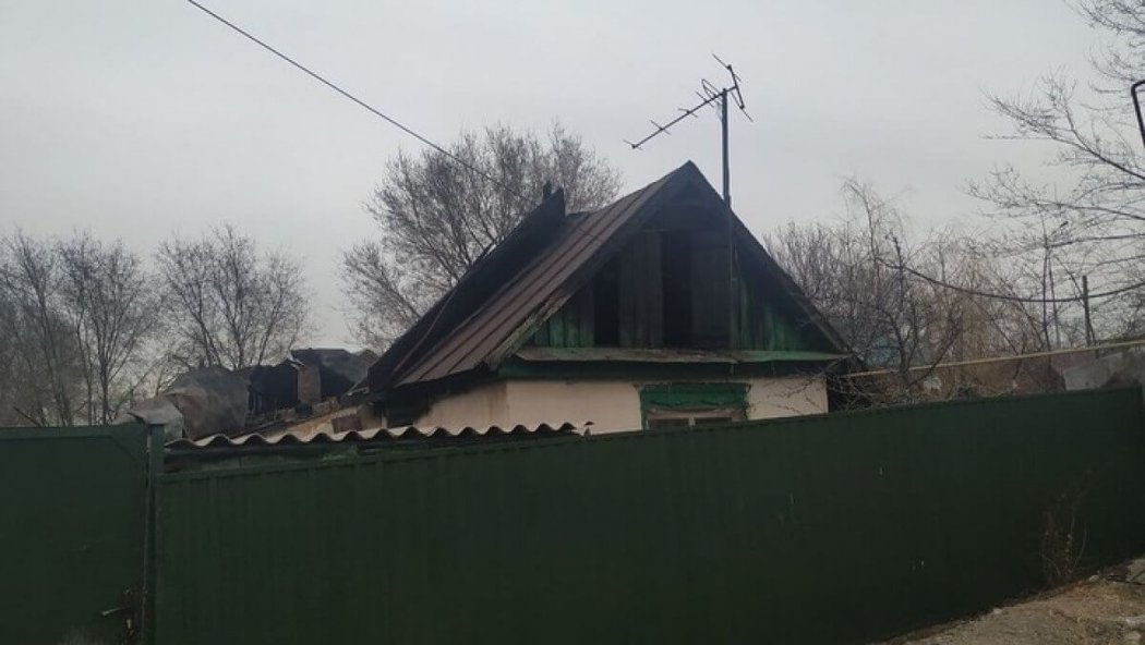 Гибель троих детей в пожаре в Есике: родителей дома не было