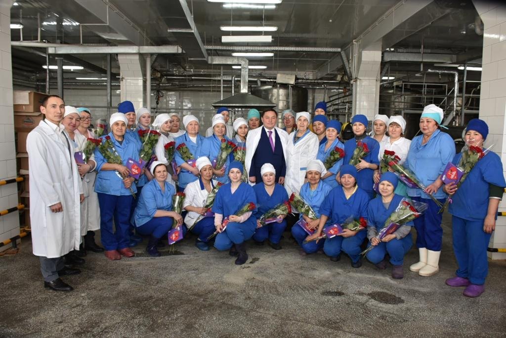 Ермек Маржикпаев поздравил женщин и трудовые коллективы в областном центре