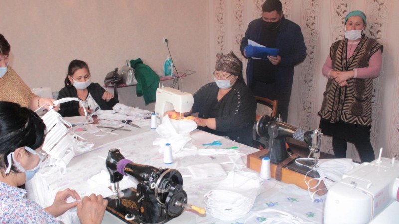 Учителей в Туркестанской области заставляли шить маски