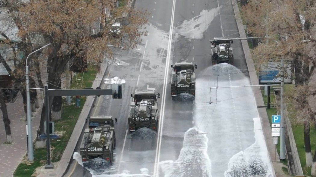 Как военнослужащие обрабатывают улицы Алматы